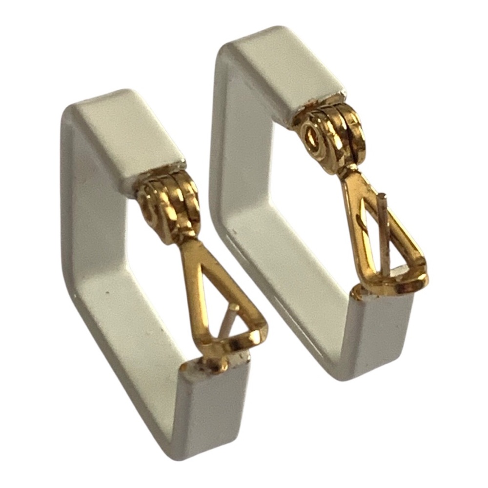 Vintage 60s Monet Pat.pend white and gold-tone geometric Hoop Clip-On Earrings - Picture 6 of 12